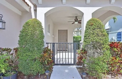 Jupiter House | Luxury townhome with heated pool in the heart of all Jupiter has to offer