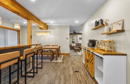 Jefferson House | Luxury White Mountain Home: Under 5 mins from Santa's Village, Golfing, Hiking
