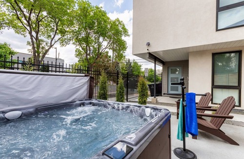 Sunnyside Apartment | LuxuryDenver 750 Sq. Ft. Private Suite + Hot Tub - Downtown Denver