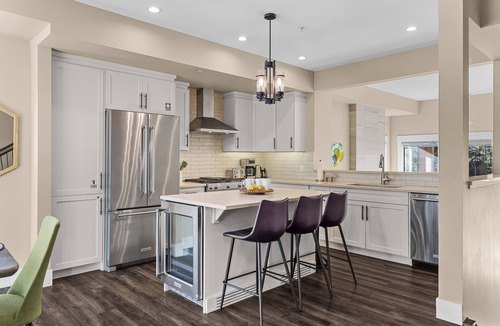 Canmore House | M1- Canmore Luxury Townhome- AirCon, 5BD, 4.5BT, Private Hot Tub, sleeps 12