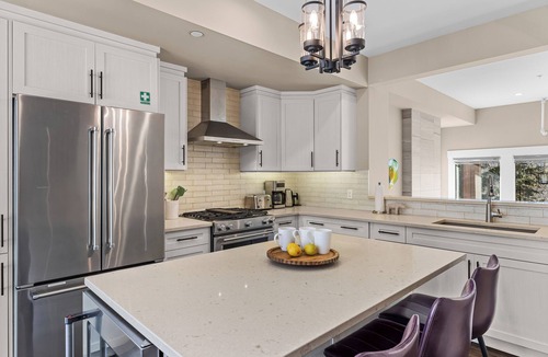 Canmore House | M1- Canmore Luxury Townhome- AirCon, 5BD, 4.5BT, Private Hot Tub, sleeps 12