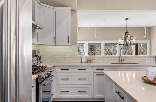 Canmore House | M1- Canmore Luxury Townhome- AirCon, 5BD, 4.5BT, Private Hot Tub, sleeps 12