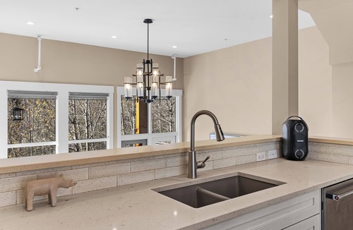 Canmore House | M1- Canmore Luxury Townhome- AirCon, 5BD, 4.5BT, Private Hot Tub, sleeps 12