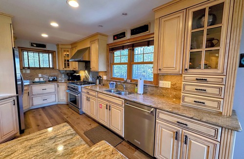 Carroll House | M1 Luxury home, walk to Mount Washington Hotel! AC, heated floor, stunning views. POOL/GYM!