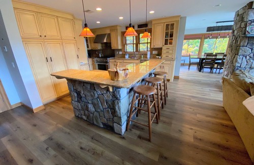 Carroll House | M1 Luxury home, walk to Mount Washington Hotel! AC, heated floor, stunning views. POOL/GYM!