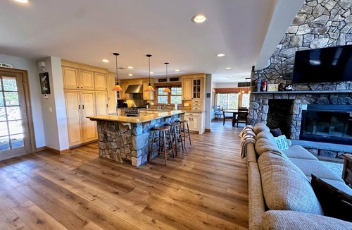 Carroll House | M1 Luxury home, walk to Mount Washington Hotel! AC, heated floor, stunning views. POOL/GYM!