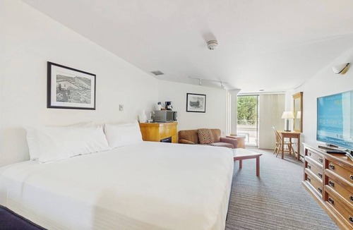 West End Cabin | Main Street room - pool & hot tub - walk to lifts, dog-friendly, top floor