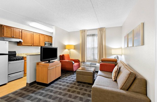 Middleburg Heights Hotel | MainStay Suites Middleburg Heights Cleveland Airport