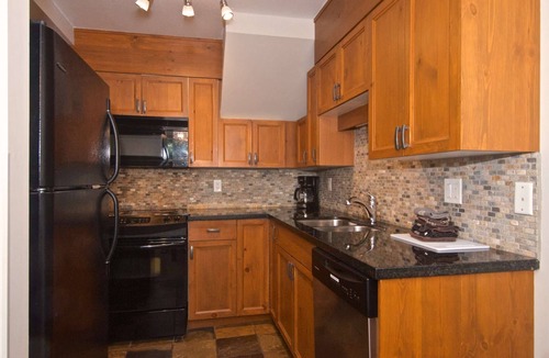Blackcomb Condo | Major rate reduction due to pool closure -Newly remodeled lofted condo- 90 yards to Gondola
