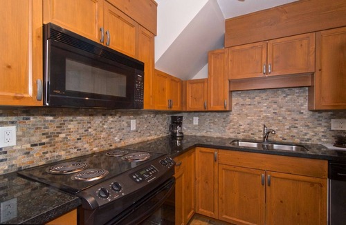 Blackcomb Condo | Major rate reduction due to pool closure -Newly remodeled lofted condo- 90 yards to Gondola