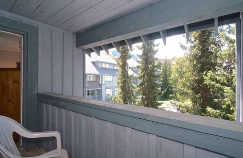Blackcomb Condo | Major rate reduction due to pool closure -Newly remodeled lofted condo- 90 yards to Gondola