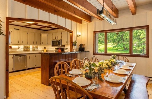 West Dover Ski Chalet | Maple Pine w/Hot Tub Pool Table 3min to Mount Snow