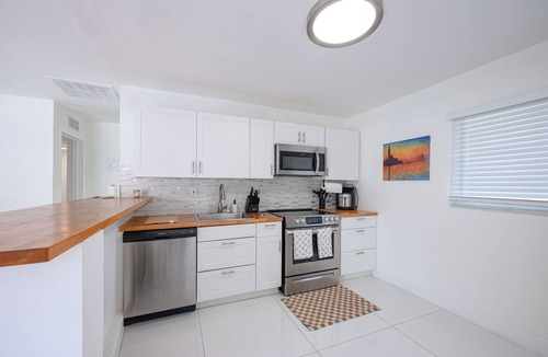Dania Beach Apartment | Marvelous 2-bedroom apartment with AC in Dania Beach