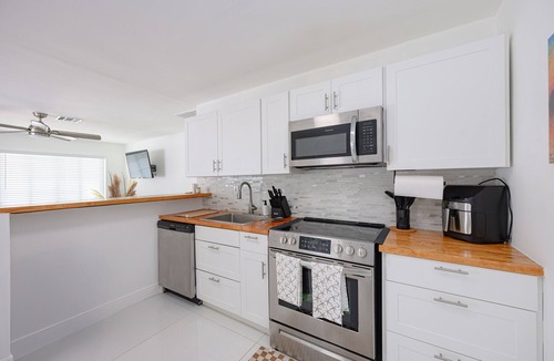 Dania Beach Apartment | Marvelous 2-bedroom apartment with AC in Dania Beach