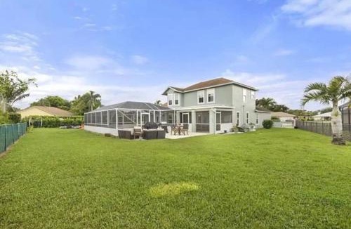 Wellington House | Massive 6 bedroom with Pool