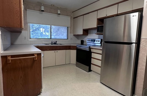 Jasper Place House | Master Bedroom w/Private 0.5 Bath – 10 Min Walk to Shops & Transit - Room No.1