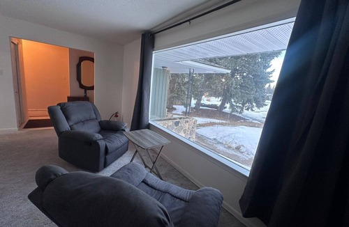 Jasper Place House | Master Bedroom w/Private 0.5 Bath – 10 Min Walk to Shops & Transit - Room No.1