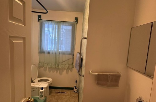 Jasper Place House | Master Bedroom w/Private 0.5 Bath – 10 Min Walk to Shops & Transit - Room No.1