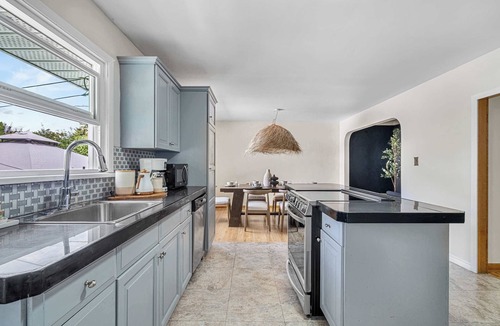 Red Deer House | Maverick | Sleeps 18 | Two Kitchens | Family Home