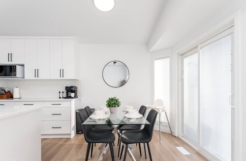 Southeast Edmonton House | MEADOWBROOK - Sleeps 12 - Garage Parking