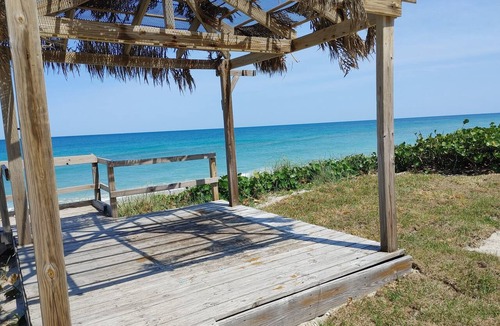 Melbourne Beach House | Melbourne Beach 2-bedroom townhome on a a 1.2 acre ocean front property