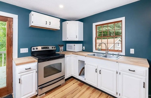 Meredith Cottage | Meredith Town & Trail Cottage - walkable to water/downtown, dogs ok!