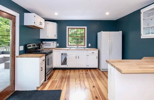 Meredith Cottage | Meredith Town & Trail Cottage - walkable to water/downtown, dogs ok!