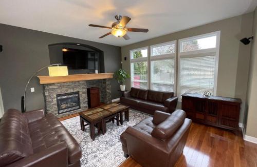 South Newton Villa | Metropolitan Dream Stay with Cozy Fireplace and Hot Tub