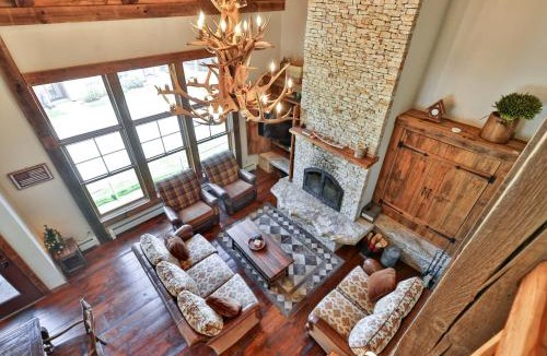 Killington House | Meyer Chalet de Esqui - Ski-In, Ski-Out 4BR Bear Mtn Retreat with Pool & Fireplace