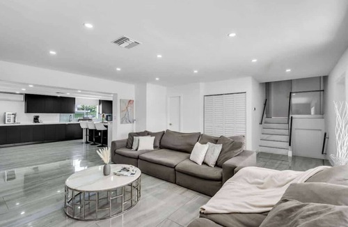 Ives Estates House | Miami Resort Villa Volleyball, Jacuzzi, Sauna