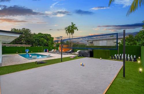 Ives Estates House | Miami Resort Villa - Volleyball - Jacuzzi - Sauna