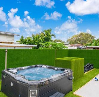 Ives Estates House | Miami Resort Villa - Volleyball - Jacuzzi - Sauna