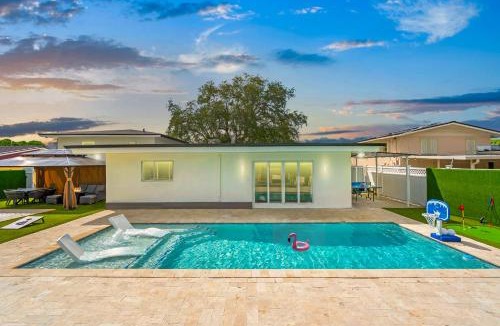 Ives Estates House | Miami Resort Villa - Volleyball - Jacuzzi - Sauna