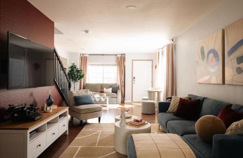 Barths House | Mid-Century Gem 3BR Hot Tub Close to Denver