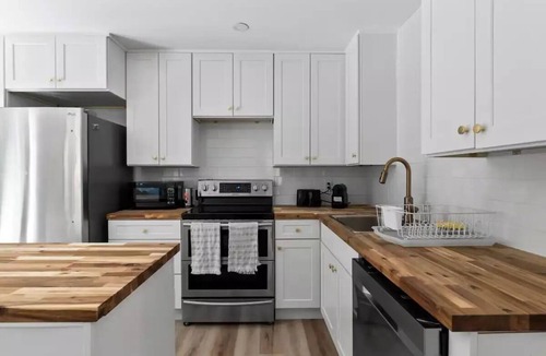 West Kelowna Estates Apartment | Mid-Century Modern Dream Retreat