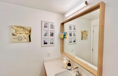 Downtown Kelowna House | Million-Dollar View 1 bedroom with private bathroom with access to 34th floor lounge in Downtown Kelowna