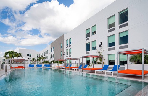 Delray Beach Hotel | Minutes from Atlantic Avenue with Pool, Pet Friendly