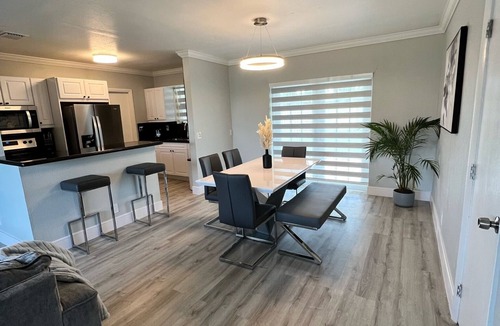 West Park House | Minutes from beaches, airports & stadium.