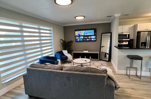 West Park House | Minutes from beaches, airports & stadium.