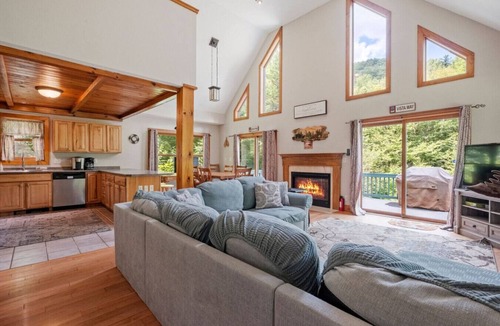 Woodstock House | Mirror Lake Retreat- Firepit- Game Room & Mtn View