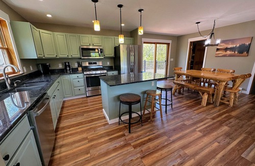 Carroll House | ML 'As Seen on TV' 1 mile from Mt Washington Hotel, great views, hot tub, fire pit, beach, trails!