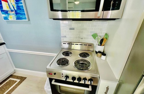 Parrot Cove Apartment | Modern 1 bedroom villa with King Bed just five minutes to the beach!