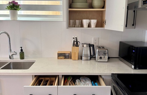Renfrew-Collingwood House | Modern 1-Bedroom Suite | Free Parking + Walk to Skytrain