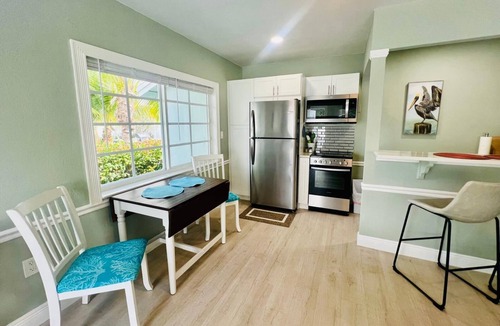 Parrot Cove Apartment | Modern 1 bedroom villa with King Bed just five minutes to the beach!