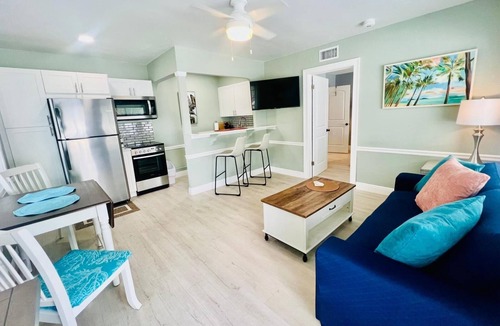 Parrot Cove Apartment | Modern 1 bedroom villa with King Bed just five minutes to the beach!
