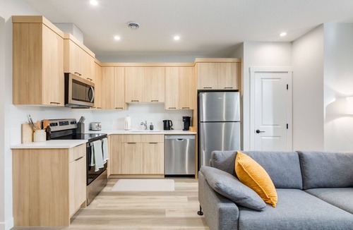 Keith House | Modern 1BR Suite |Private Entry|Full Equipped Kitchen| Banff Access