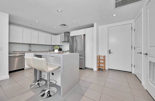 Town Square Apartment | Modern 2 Bed 2 Bath Condo in Vibrant Downtown MIA