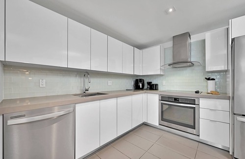 Town Square Apartment | Modern 2 Bed 2 Bath Condo in Vibrant Downtown MIA