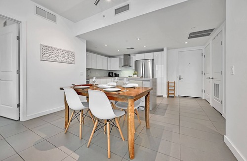 Town Square Apartment | Modern 2 Bed 2 Bath Condo in Vibrant Downtown MIA