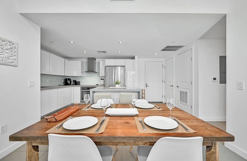 Town Square Apartment | Modern 2 Bed 2 Bath Condo in Vibrant Downtown MIA